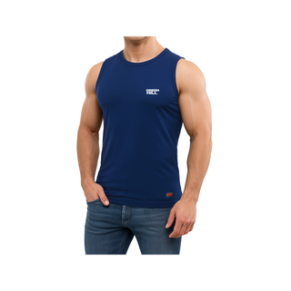 Muskulöser Mann trägt ein blaues Green Hill Tank Shirt mit logo auf der brust vor weißem Hintergrund.