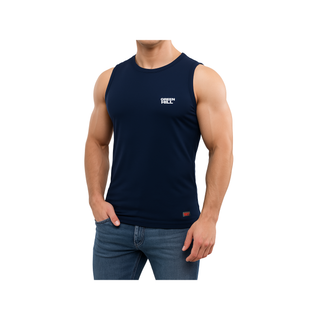 Muskulöser Mann trägt ein dunkelblaues Green Hill Tank Shirt mit logo auf der brust vor weißem Hintergrund.