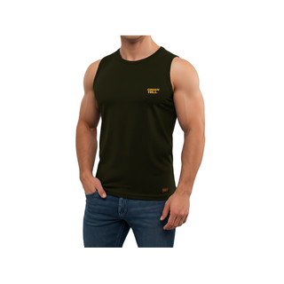 Muskulöser Mann trägt ein army grünes Green Hill Tank Shirt mit logo auf der brust vor weißem Hintergrund.