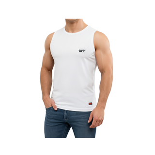 Muskulöser Mann trägt ein weißes Green Hill Tank Shirt mit logo auf der brust vor weißem Hintergrund.