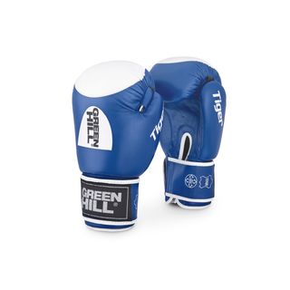 Ein Paar blaue Echtleder-Boxhandschuhe des Modells Tiger von Green Hill stehend vor weißem Hintergrund. Der linke Handschuh zeigt die Vorderseite des Handrückens mit dem runden, weiß-schwarzen Green-Hill-Logo und einer weißen Trefferfläche. Der rechte Handschuh steht leicht gedreht dahinter und zeigt den weißen Längsschriftzug 'Tiger' auf dem Daumen sowie die Handinnenfläche mit der Belüftungsöffnung und den weißen Symbolen auf der Manschette.