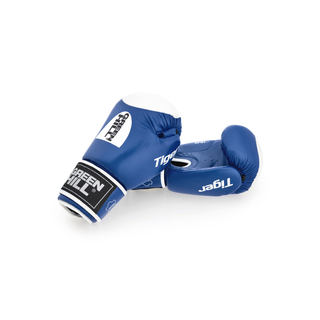 Ein Paar rote Echtleder-Boxhandschuhe des Modells Tiger von Green Hill vor weißem Hintergrund. Der linke Handschuh liegt auf der Seite und zeigt das weiße Green-Hill-Logo auf dem Handrücken sowie den Schriftzug Tiger. Auf dem Klettverschluss befindet sich ein schwarz-weißes Marken-Label. Der rechte Handschuh liegt leicht dahinter, sodass die Innenseite der Faust sichtbar ist.blau