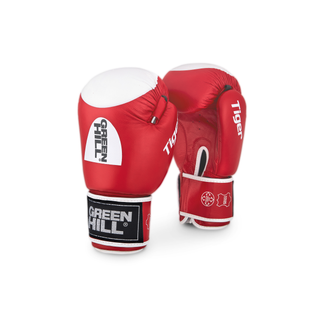 Ein Paar rote Echtleder-Boxhandschuhe des Modells Tiger von Green Hill stehend vor weißem Hintergrund. Der linke Handschuh zeigt die Vorderseite des Handrückens mit dem runden, weiß-schwarzen Green-Hill-Logo und einer weißen Trefferfläche. Der rechte Handschuh steht leicht gedreht dahinter und zeigt den weißen Längsschriftzug 'Tiger' auf dem Daumen sowie die Handinnenfläche mit der Belüftungsöffnung und den weißen Symbolen auf der Manschette.