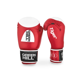 Ein Paar rote Echtleder-Boxhandschuhe des Modells Tiger von Green Hill stehend vor weißem Hintergrund. Der linke Handschuh zeigt die Frontansicht des Handrückens mit dem markanten, runden weiß-schwarzen Green-Hill-Logo und der weißen Trefferfläche. Der rechte Handschuh ist seitlich gedreht, sodass der weiße Längsschriftzug 'Tiger' sowie die Daumenpartie gut sichtbar sind.