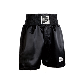 Schwarze Boxshorts von Green Hill aus glänzendem Satin mit breitem, elastischem Bund. Auf der Vorderseite des Bundes befindet sich ein quadratischer weißer Aufsteller mit dem schwarzen „Green Hill“-Logo. Ein kleineres, halbkreisförmiges Logo ist auf dem linken Hosenbein platziert. Freigestellt auf weißem Hintergrund.