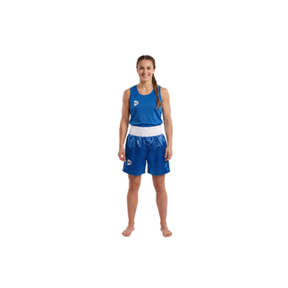 Ein Studiofoto einer lächelnden Frau in einem blauen Box-Set vor weißem Hintergrund. Sie trägt ein ärmelloses, rotes Mesh-Oberteil mit einem kleinen Logo auf der rechten Brustseite. Die dazu passende blaue Boxershorts hat einen breiten, weißen Elastikbund und zeigt einen seidigen Glanz. Die Athletin steht barfuß in einer neutralen Frontalansicht.