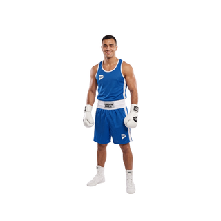 Ein männlicher Boxer steht lächelnd in Frontalansicht vor einem weißen Hintergrund. Er trägt das blaue Elite Box-Set, bestehend aus einem fein perforierten Mesh-Tanktop mit weißen Kontraststreifen und dazu passenden Mesh-Shorts mit breitem, weißem Elastikbund. Ergänzt wird das Outfit durch weiße Boxhandschuhe und weiße, geschnürte Boxstiefel.

Diese Aufnahme zeigt die professionelle Passform und das vollständige Erscheinungsbild der Ausrüstung unter realen Bedingungen.