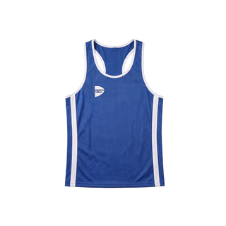 Ärmelloses blaues Box-Tanktop aus atmungsaktivem, fein perforiertem Material mit weißen Kontraststreifen an den Seiten und dezentem Logo-Branding.