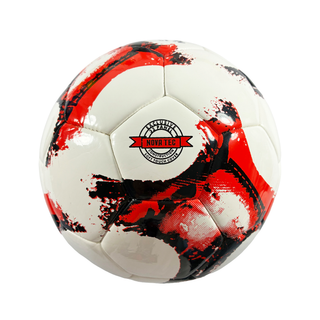 Der Green Hill Fußball MONACO in Größe 5 vor einem hellgrauen Hintergrund. Der weiße Ball zeigt ein dynamisches, modernes Muster in Schwarz und Rot, handgearbeitete Nähte der Nova Tec Hybrid-Technologie sowie das Green Hill Markenlogo. Hinten