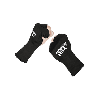 Ein Paar schwarze, fingerlose Innenhandschuhe aus elastischem Stoff. Auf dem rechten Handschuh ist das weiße Green Hill Logo deutlich auf dem Handrücken sichtbar. Die Handschuhe umschließen die Handgelenke und lassen die Fingerspitzen für volle Tastkontrolle frei.