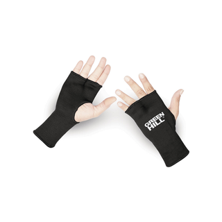 Ein Paar schwarze, fingerlose Innenhandschuhe aus elastischem Stoff. Auf dem rechten Handschuh ist das weiße Green Hill Logo deutlich auf dem Handrücken sichtbar. Die Handschuhe umschließen die Handgelenke und lassen die Fingerspitzen für volle Tastkontrolle frei.