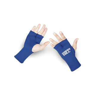 Ein Paar blau, fingerlose Innenhandschuhe aus elastischem Stoff. Auf dem rechten Handschuh ist das weiße Green Hill Logo deutlich auf dem Handrücken sichtbar. Die Handschuhe umschließen die Handgelenke und lassen die Fingerspitzen für volle Tastkontrolle frei.