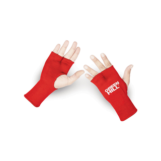 Ein Paar rot, fingerlose Innenhandschuhe aus elastischem Stoff. Auf dem rechten Handschuh ist das weiße Green Hill Logo deutlich auf dem Handrücken sichtbar. Die Handschuhe umschließen die Handgelenke und lassen die Fingerspitzen für volle Tastkontrolle frei.