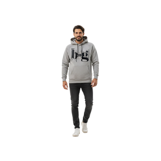 Das Bild zeigt eine Ganzkörperaufnahme eines stehenden, bärtigen Mannes vor einem neutralen weißen Hintergrund. Er trägt einen hellgrau-melierten Kapuzenpullover der Marke Green Hill. Auf der Brust befindet sich ein großer, grafischer Print in Schwarz, der die Buchstaben "bx-g" zeigt. Darüber steht in kleineren Buchstaben "GREEN HILL", und innerhalb des "b"-Bogens ist das Wort "boxin" integriert. Der Mann hat die Kapuze aufgesetzt und die Kordelzüge hängen locker nach vorne. Er kombiniert den Hoodie mit ein