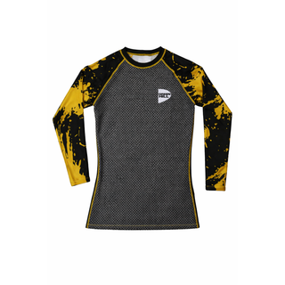 Ein langärmeliges Kampfsport-Kompressionsshirt (Rash Guard). Der Rumpf ist in einer dunklen, grauen Wabenstruktur gehalten, während die Ärmel und Schulterpartien tiefschwarz sind und durch leuchtend gelbe, abstrakte Farbspritzer-Muster auffallen. Das Green Hill Logo befindet sich dezent auf der linken Brustseite.