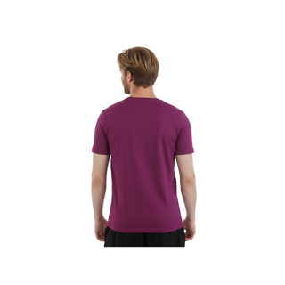 Rückansicht eines Mannes im weinroten „Fighting Spirit“ T-Shirt. Das Shirt hat eine glatte, unbedruckte Rückseite, kurze Ärmel und eine moderne Passform vor einem neutralen weißen Hintergrund.