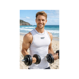 Das Bild zeigt einen sportlichen Mann am Strand, der das weiße Outline Athlete Tank trägt. Er hält zwei Kurzhanteln in den Händen. Das Tanktop ist eng anliegend geschnitten und verfügt über graue Kontrastnähte an den Schultern, dem hohen Rundhalsausschnitt und den Seiten. In der Mitte der Brust ist das „Green Hill“ Logo in dunkler Schrift aufgedruckt. Der Stoff wirkt leicht und elastisch, ideal für den Muskelaufbau und Fitness-Aktivitäten.