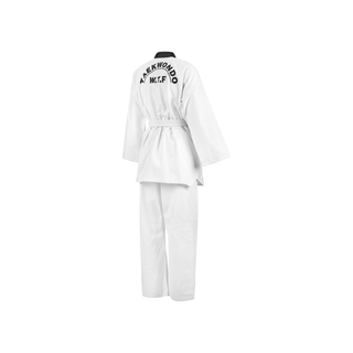 Rückansicht des Taekwondo Doboks mit schwarzem Bogen-Aufdruck „TAEKWONDO W.T.F.“ auf den Schultern. stehend