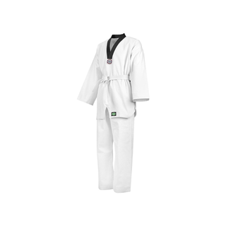 Vorderansicht des weißen Green Hill Taekwondo Anzugs Club mit schwarzem V-Ausschnitt, weißem Gürtel und Logo-Patch am Saum. Stehend