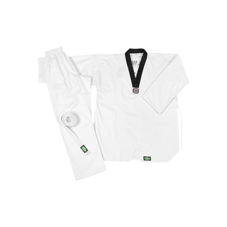 Vorderansicht des weißen Green Hill Taekwondo Anzugs Club mit schwarzem V-Ausschnitt, weißem Gürtel und Logo-Patch am Saum. Flach liegend