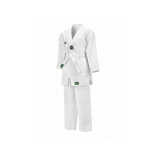 Vorderansicht des weißen Green Hill Taekwondo Anzugs Club mit V-Ausschnitt, weißem Gürtel und Logo-Patch am Saum. stehend 