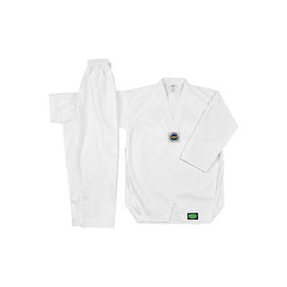 Vorderansicht des weißen Green Hill Taekwondo Anzugs Club mit schwarzem V-Ausschnitt und Logo-Patch am Saum. flachliegend
