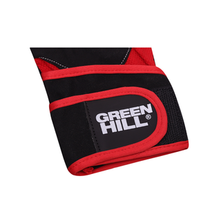 Eine Nahaufnahme des breiten, schwarzen Klettverschlusses am Handgelenk eines Green Hill Fitnesshandschuhs. Der Verschluss ist mit einer markanten roten Paspelierung umrandet. Auf der schwarzen Klettlasche ist das Firmenlogo „GREEN HILL“ in großen, weißen Buchstaben aufgedruckt. Oberhalb des Logos befindet sich ein kleiner, runder blauer Punkt als Markierung.