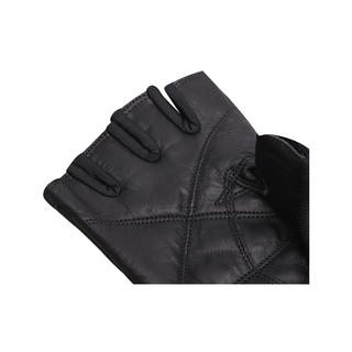 Die Handinnenfläche des fingerlosen Green Hill Dark Aura Damen-Handschuhs close up im oberen Bereich aus feinem, schwarzem Echtleder. Die Handfläche verfügt über eine schlanke, ergonomisch gesteppte Polsterung, die durch dekorative, X-förmig verlaufende Doppel-Ziernähte fixiert ist. Die breite Manschette schmiegt sich elegant an das Handgelenk an.