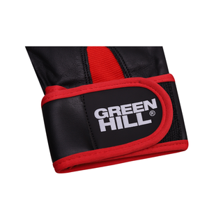 Close up Handgelenkverschluss Am Handgelenk schließt eine breite Lederbandage mit rotem Saum ab, auf deren Klettverschluss das Green Hill Logo in klarem Weiß aufgedruckt ist. Die Fingerzwischenräume sind ebenfalls in leuchtendem Rot gehalten