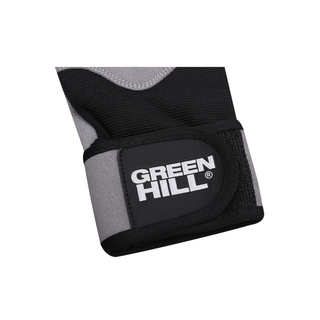 Detailaufnahme der geschlossenen Handgelenkbandage des Green Hill VeloX Fitnesshandschuhs. Der breite Klettverschluss zeigt ein rechteckiges, gummiertes Patch in Schwarz mit dem markanten, erhabenen Green Hill Logo in weißer Schrift.