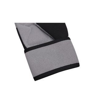 Close-up der Handgelenkinnenseite des grauen Green Hill VeloX Fitnesshandschuhs. Zu sehen ist die ausgebreitete, graue Innenseite der elastischen Handgelenkbandage mit sauber vernähten schwarzen Rändern und einem Teil der ergonomischen Handflächenpolsterung.
