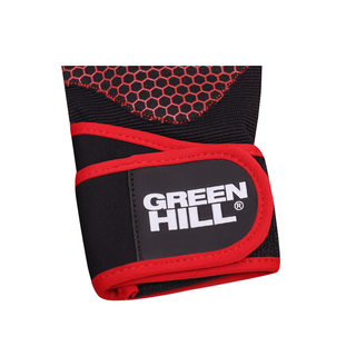 Eine Nahaufnahme des breiten, schwarzen Klettverschlusses am Handgelenk eines Green Hill Fitnesshandschuhs. Der Verschluss ist mit einer markanten roten Paspelierung umrandet. Auf der schwarzen Klettlasche ist das Firmenlogo „GREEN HILL“ in großen, weißen Buchstaben aufgedruckt. 