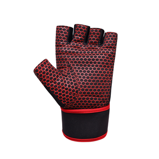 Die Handinnenfläche des Handschuhs, ebenfalls mit dem roten Wabenmuster auf schwarzem Grund überzogen. Deutlich zu sehen sind die horizontalen, ergonomischen Polsternähte, die die Grifffläche unterteilen und für zusätzlichen Schutz beim Greifen sorgen.